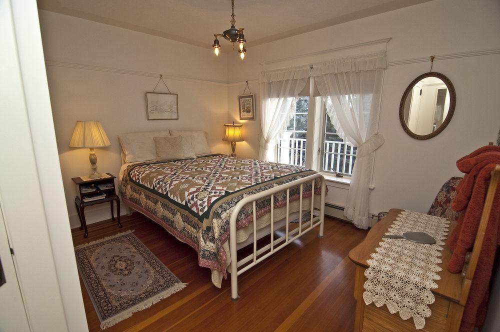 Sproule Heritage Bed & Breakfast Стратмор Экстерьер фото