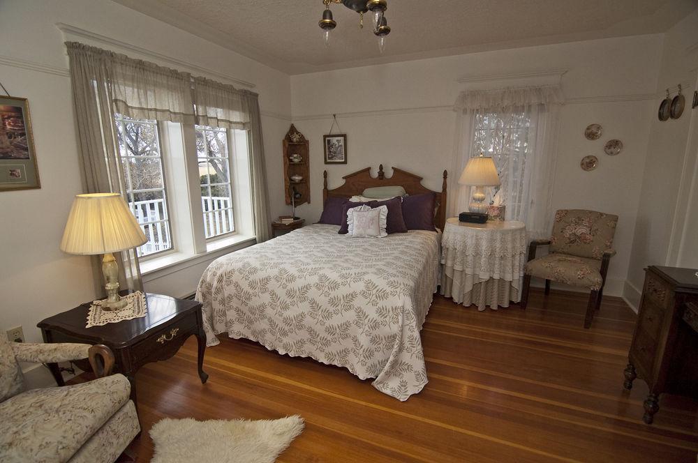 Sproule Heritage Bed & Breakfast Стратмор Экстерьер фото