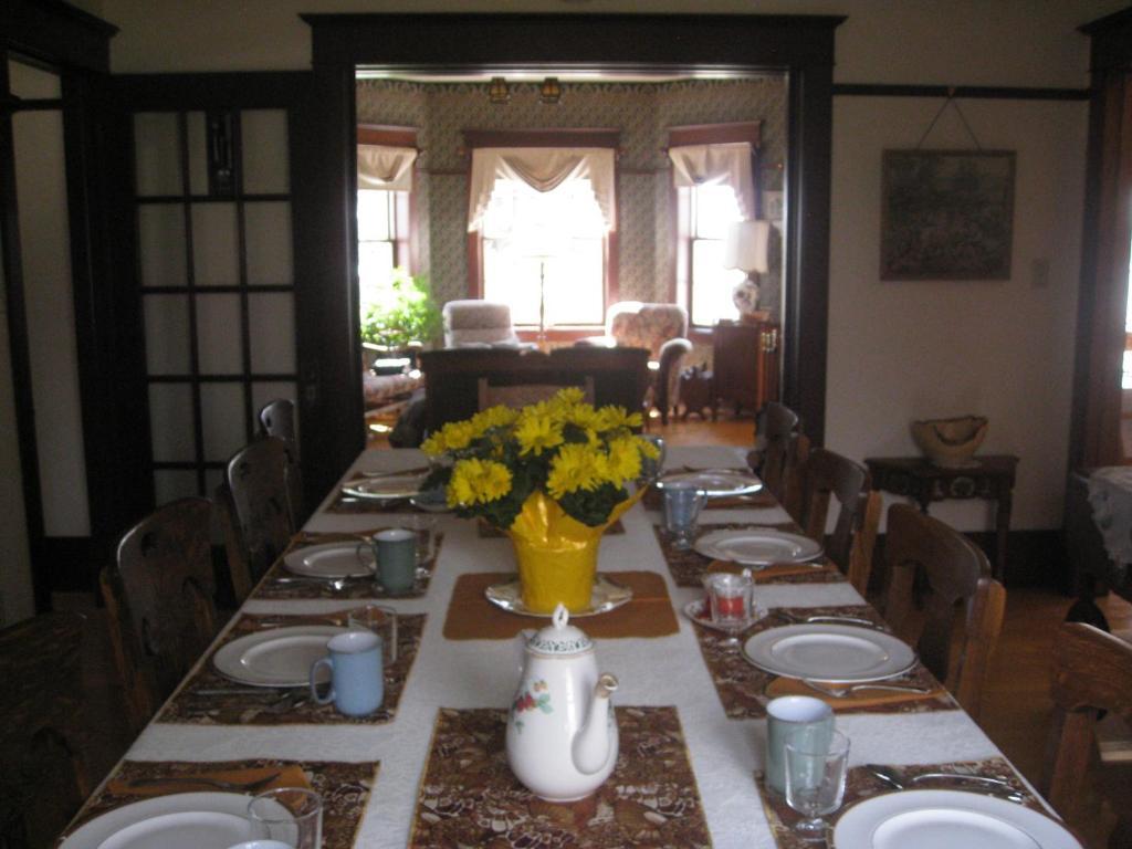 Sproule Heritage Bed & Breakfast Стратмор Экстерьер фото