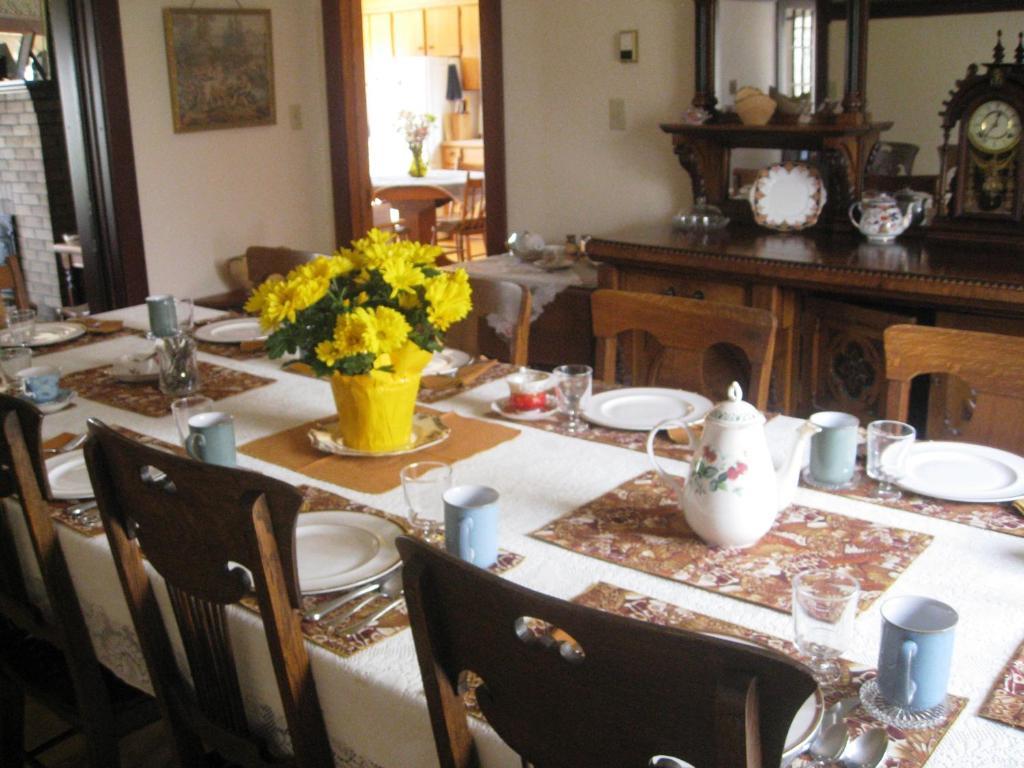 Sproule Heritage Bed & Breakfast Стратмор Экстерьер фото