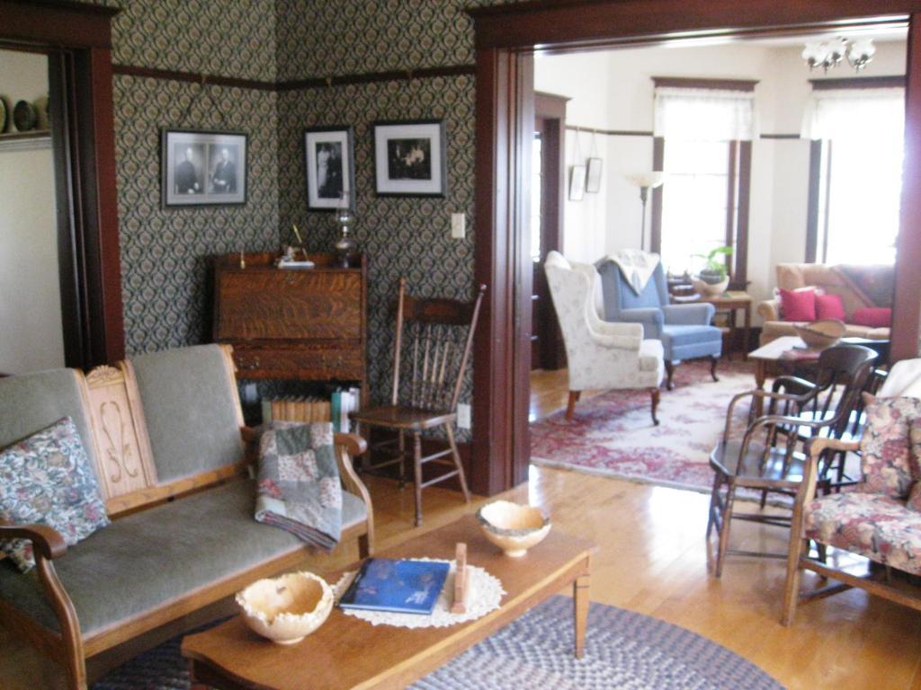 Sproule Heritage Bed & Breakfast Стратмор Экстерьер фото